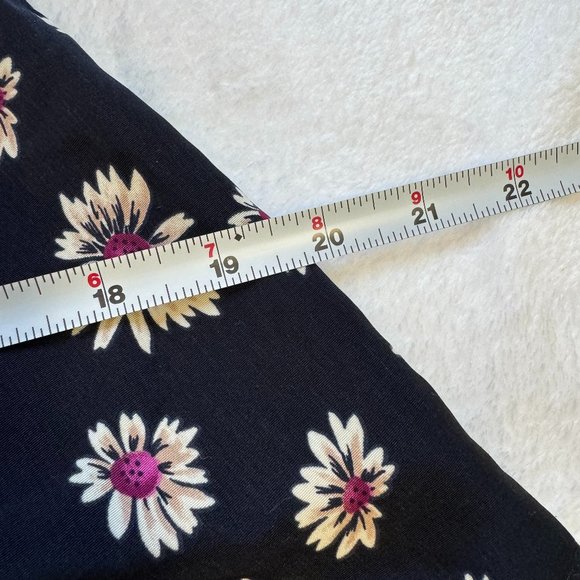 Forever 21 Black Flowy women's Shorts Size Small with Red Flowers Sunflowers - Picture 5 of 6